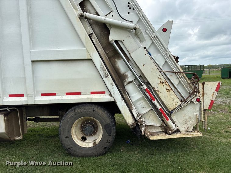image for item EW1516 2001 International 4900 refuse truck