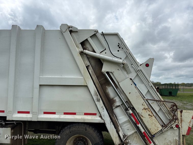 image for item EW1516 2001 International 4900 refuse truck