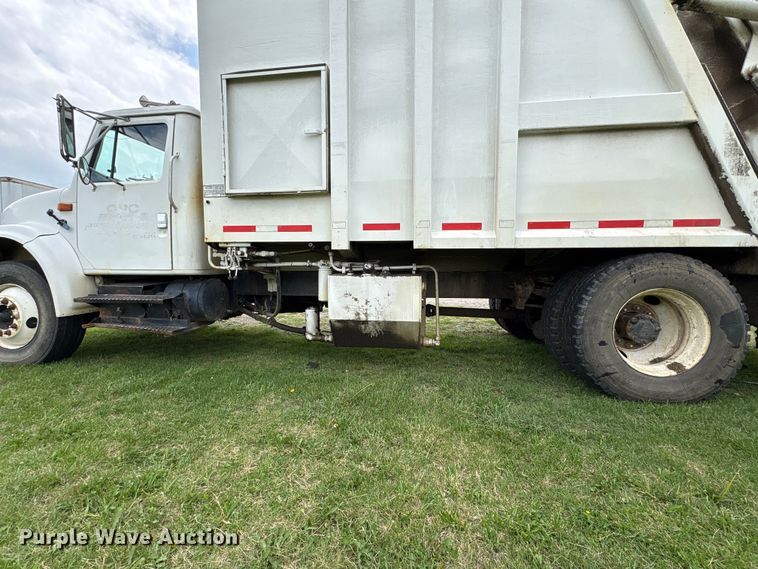 image for item EW1516 2001 International 4900 refuse truck