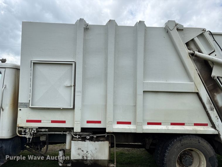 image for item EW1516 2001 International 4900 refuse truck