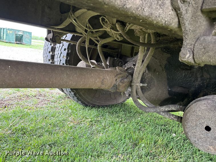 image for item EW1516 2001 International 4900 refuse truck