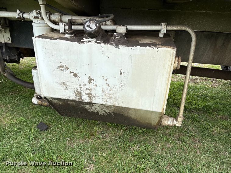 image for item EW1516 2001 International 4900 refuse truck