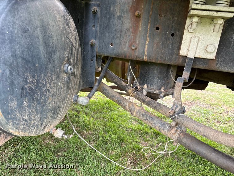 image for item EW1516 2001 International 4900 refuse truck