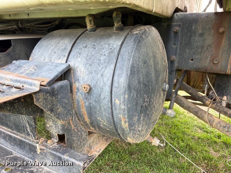 image for item EW1516 2001 International 4900 refuse truck