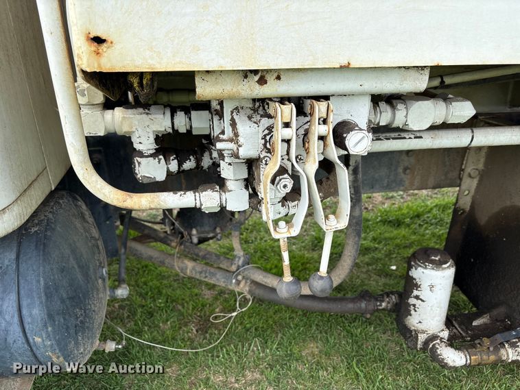 image for item EW1516 2001 International 4900 refuse truck