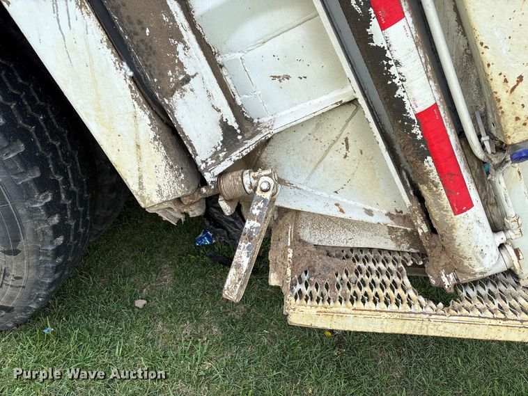 image for item EW1516 2001 International 4900 refuse truck