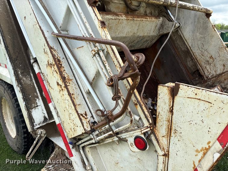 image for item EW1516 2001 International 4900 refuse truck