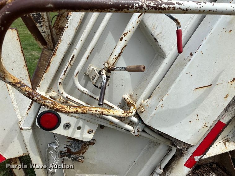 image for item EW1516 2001 International 4900 refuse truck