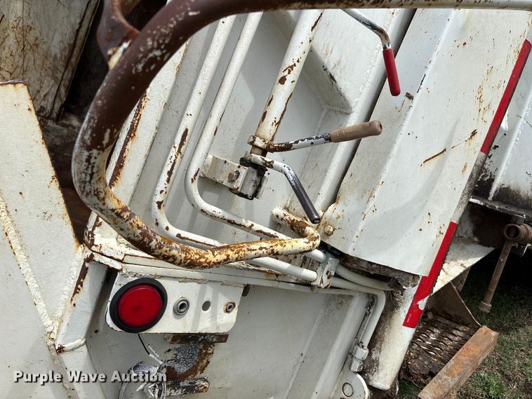 image for item EW1516 2001 International 4900 refuse truck