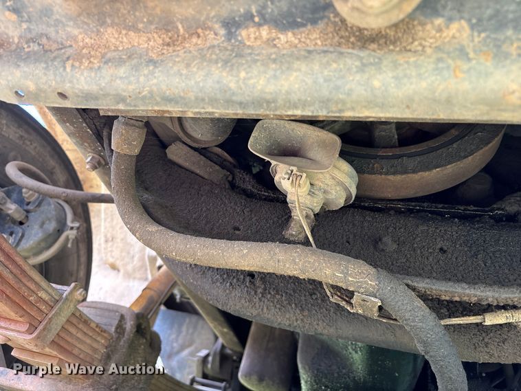 image for item EW1516 2001 International 4900 refuse truck