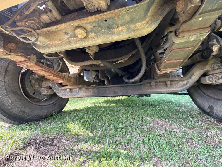 image for item EW1516 2001 International 4900 refuse truck