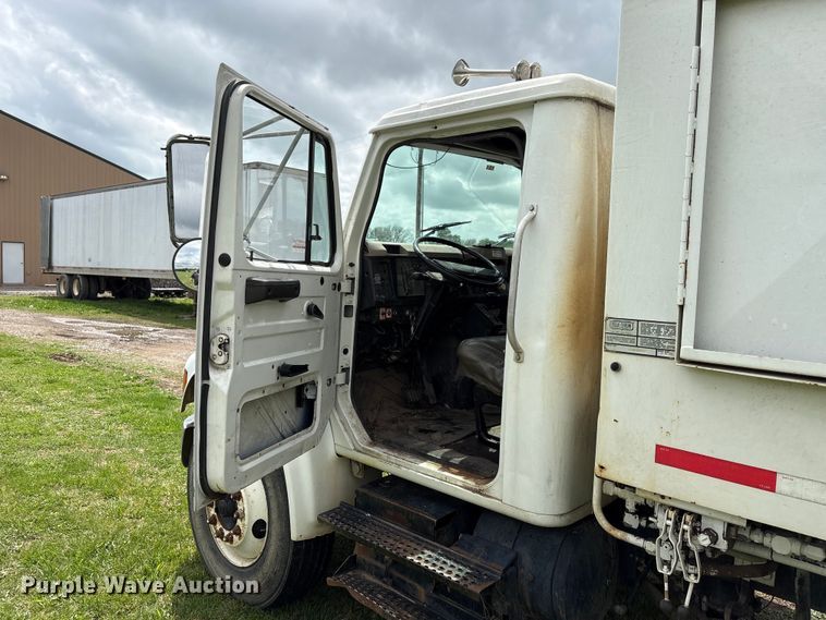 image for item EW1516 2001 International 4900 refuse truck