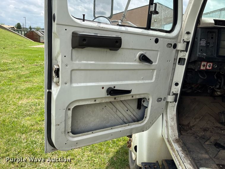 image for item EW1516 2001 International 4900 refuse truck