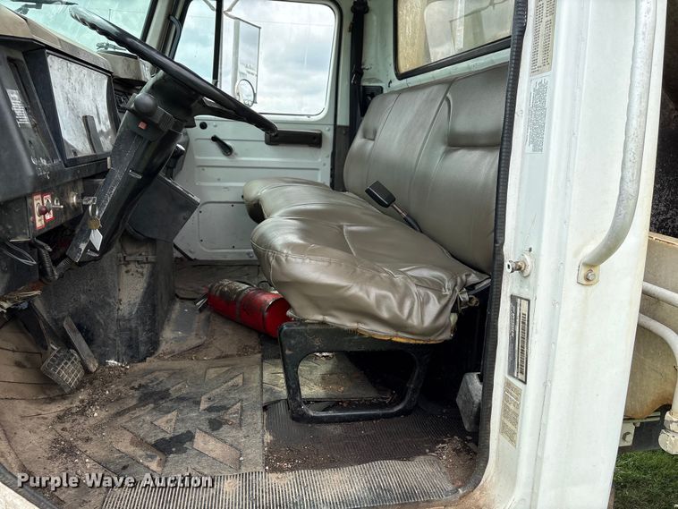 image for item EW1516 2001 International 4900 refuse truck