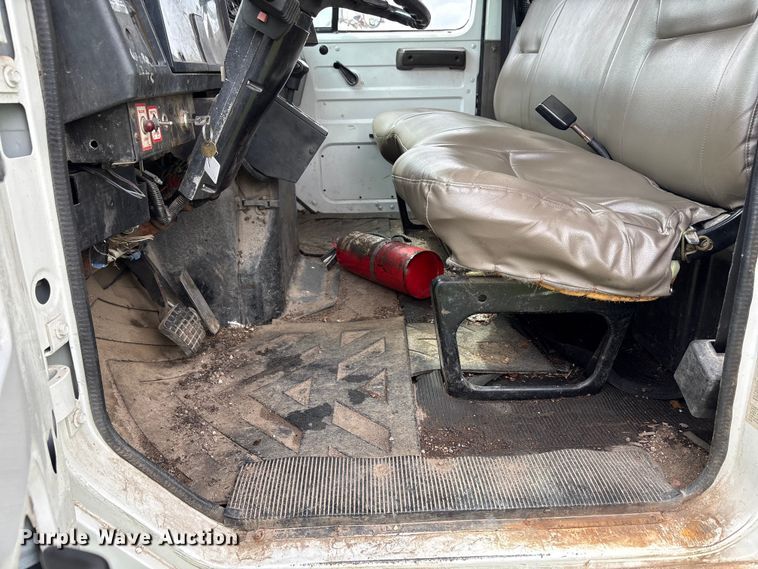 image for item EW1516 2001 International 4900 refuse truck