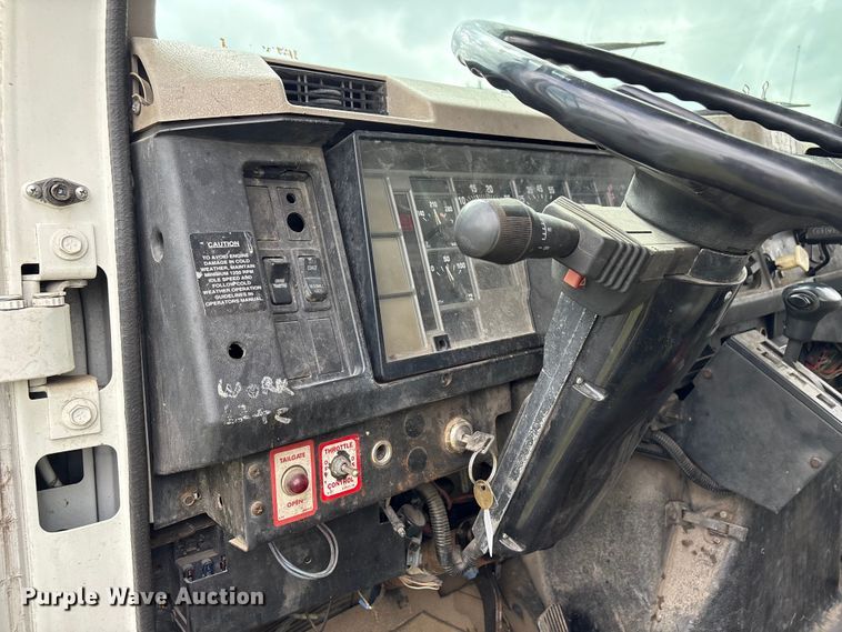 image for item EW1516 2001 International 4900 refuse truck