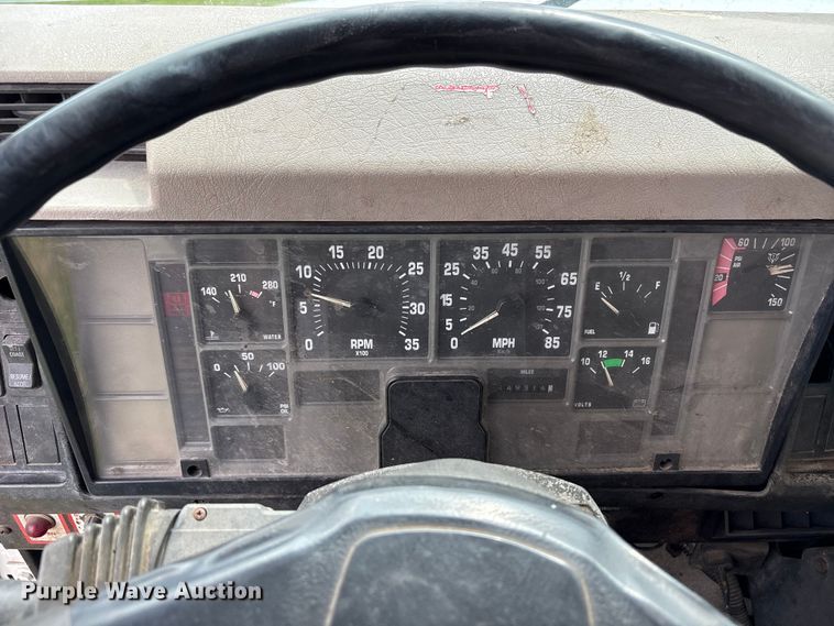 image for item EW1516 2001 International 4900 refuse truck