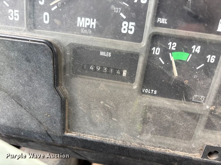 image for item EW1516 2001 International 4900 refuse truck