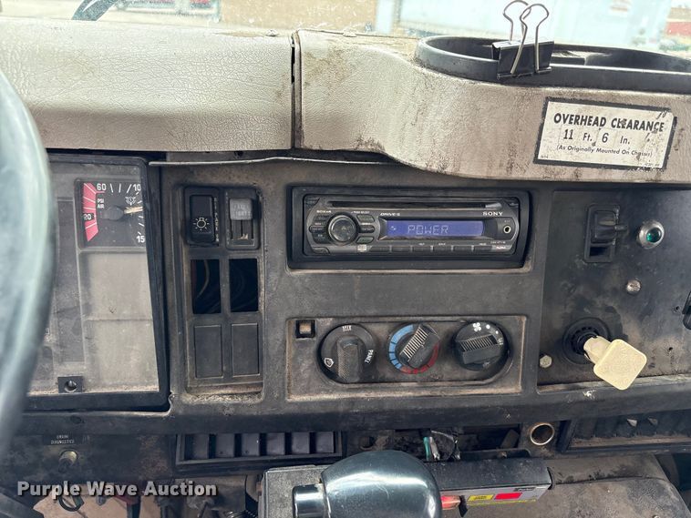 image for item EW1516 2001 International 4900 refuse truck