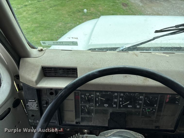 image for item EW1516 2001 International 4900 refuse truck