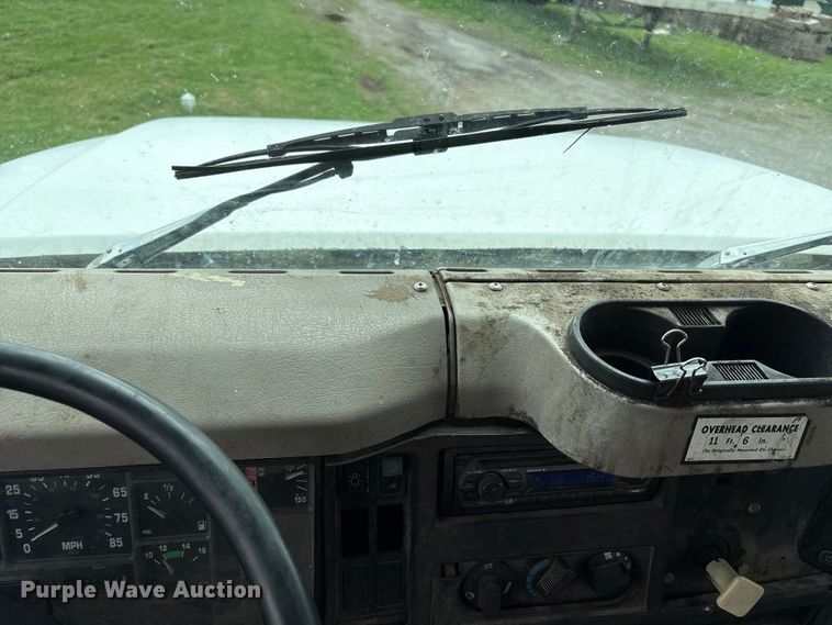 image for item EW1516 2001 International 4900 refuse truck