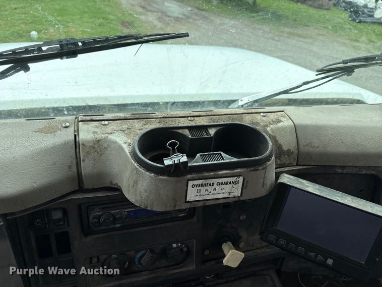 image for item EW1516 2001 International 4900 refuse truck