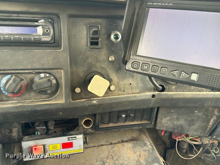 image for item EW1516 2001 International 4900 refuse truck