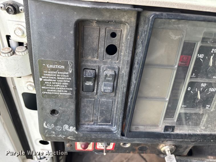 image for item EW1516 2001 International 4900 refuse truck