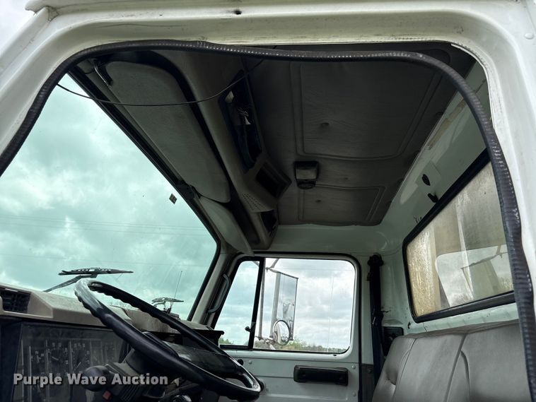 image for item EW1516 2001 International 4900 refuse truck