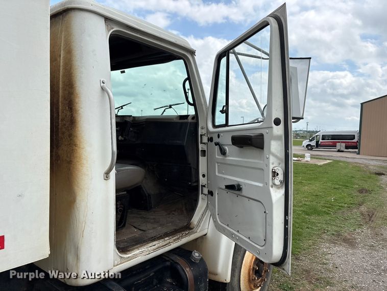 image for item EW1516 2001 International 4900 refuse truck