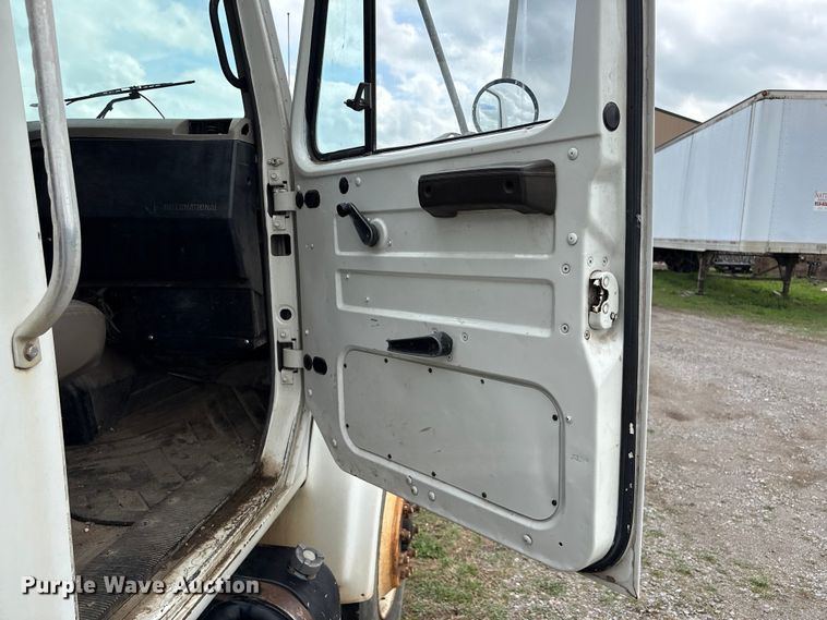 image for item EW1516 2001 International 4900 refuse truck