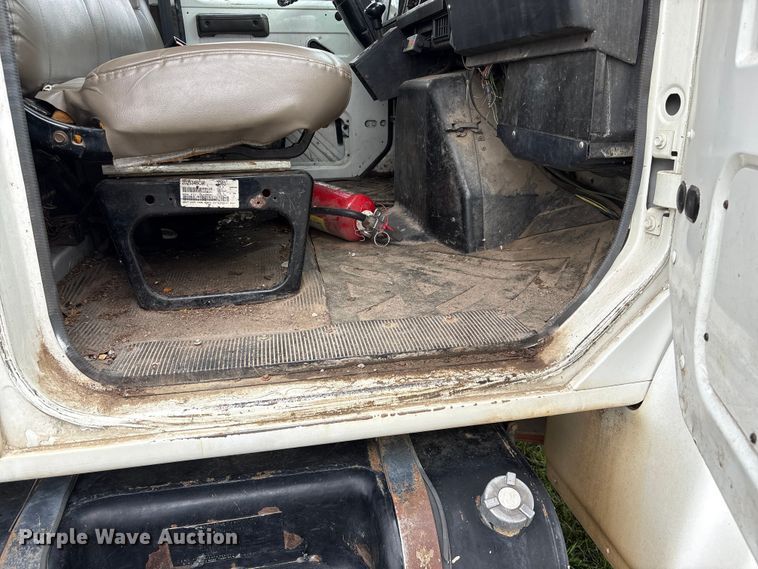 image for item EW1516 2001 International 4900 refuse truck