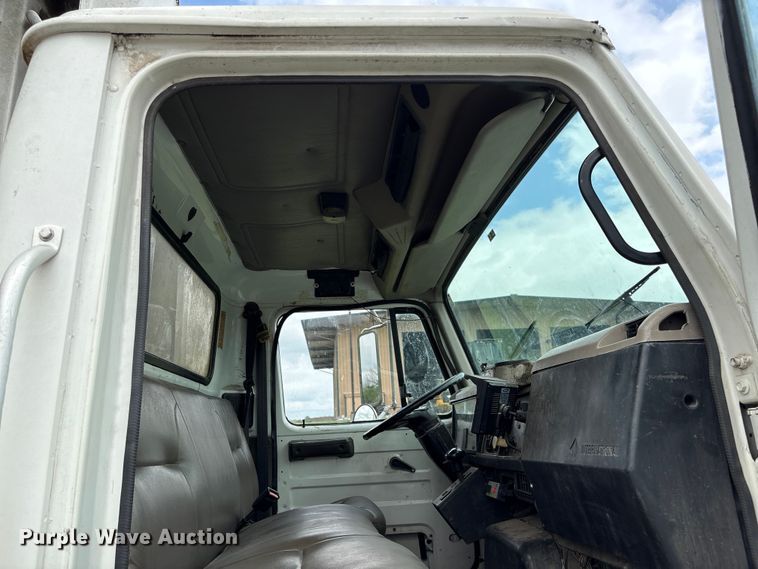 image for item EW1516 2001 International 4900 refuse truck