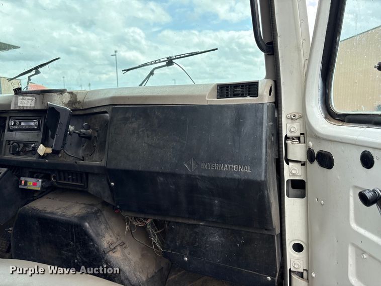 image for item EW1516 2001 International 4900 refuse truck