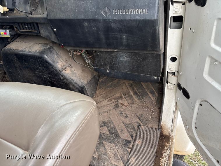 image for item EW1516 2001 International 4900 refuse truck