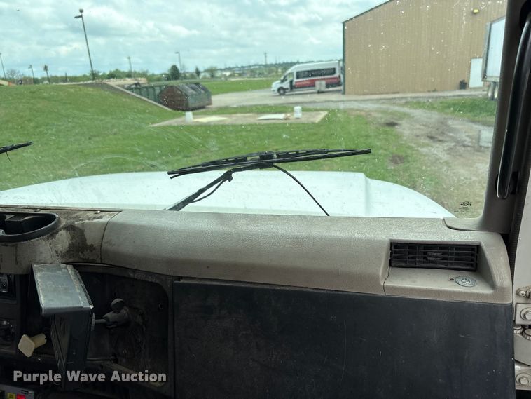 image for item EW1516 2001 International 4900 refuse truck