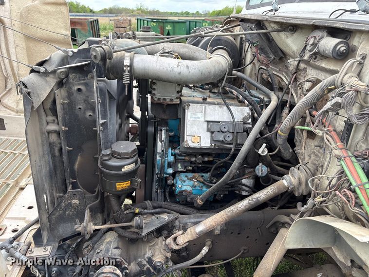 image for item EW1516 2001 International 4900 refuse truck