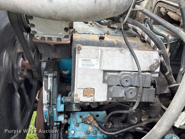 image for item EW1516 2001 International 4900 refuse truck