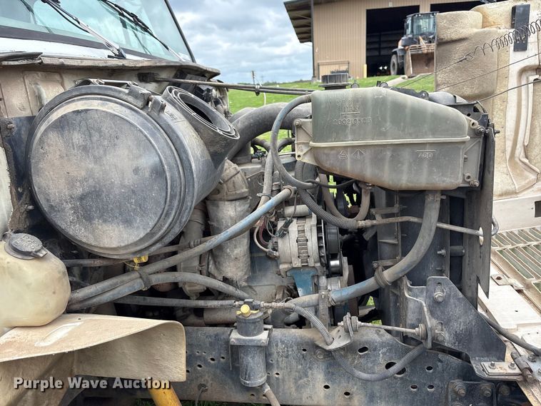 image for item EW1516 2001 International 4900 refuse truck