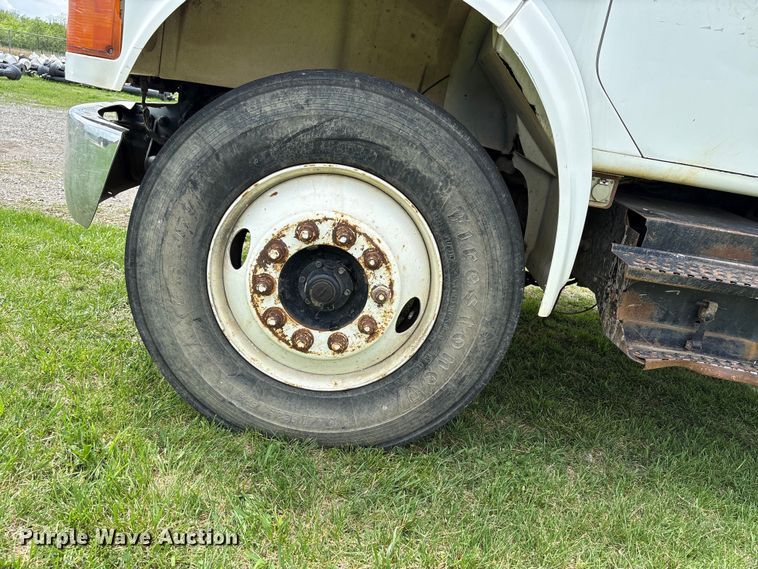 image for item EW1516 2001 International 4900 refuse truck