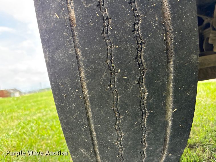 image for item EW1516 2001 International 4900 refuse truck