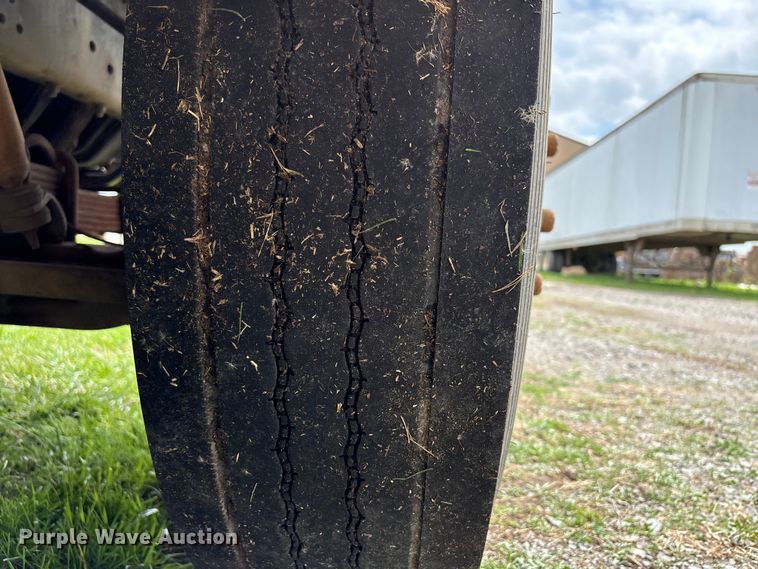 image for item EW1516 2001 International 4900 refuse truck