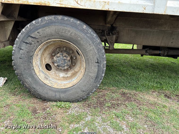 image for item EW1516 2001 International 4900 refuse truck