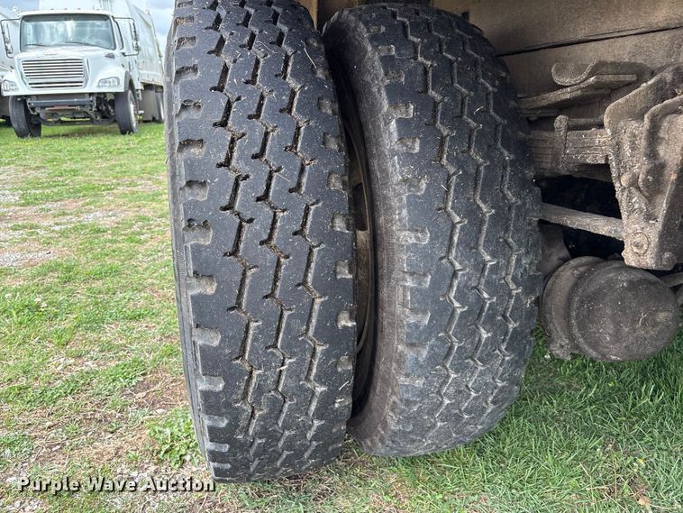 image for item EW1516 2001 International 4900 refuse truck