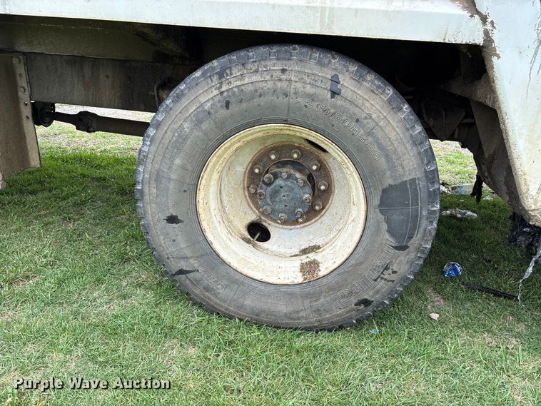 image for item EW1516 2001 International 4900 refuse truck