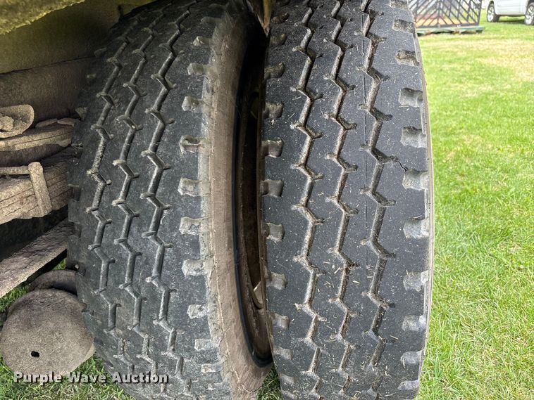 image for item EW1516 2001 International 4900 refuse truck