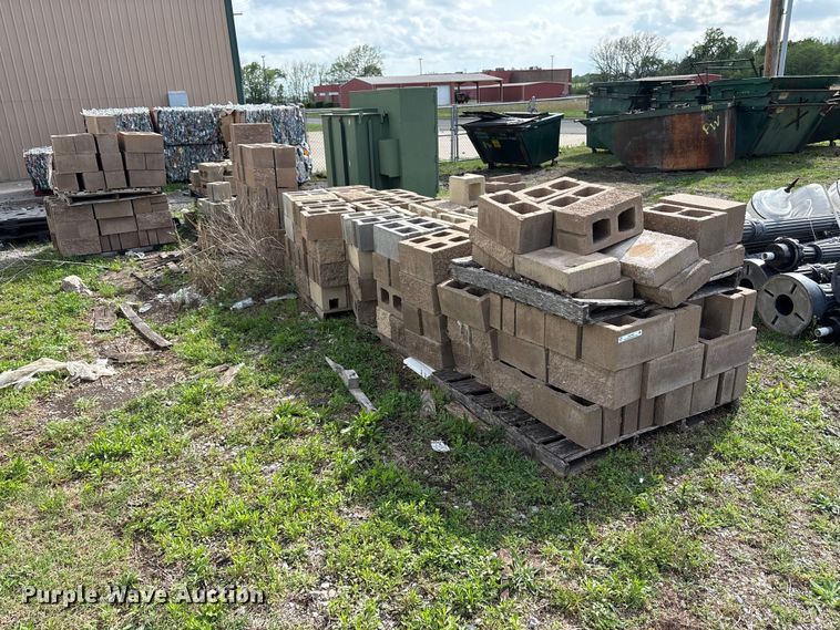 image for item EW1523 Approximately 300 concrete blocks