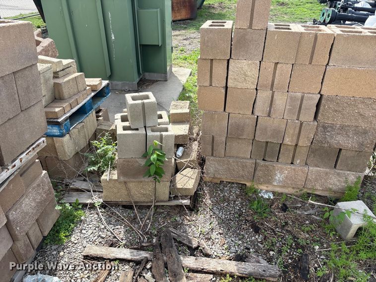 image for item EW1523 Approximately 300 concrete blocks