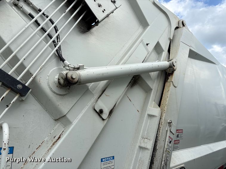 image for item EW1525 2014 Freightliner Business Class M2 refuse truck