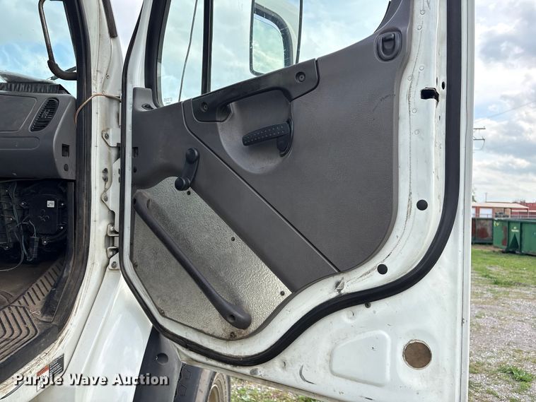 image for item EW1526 2014 Freightliner Business Class M2 refuse truck
